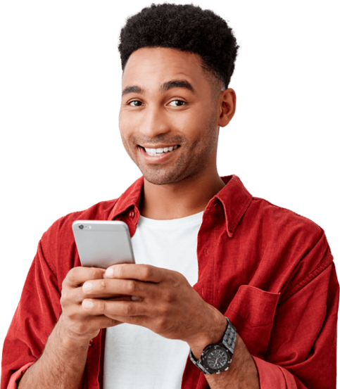 Um homem sorrindo ao ver seu site completo e funcionando em seu dispositivo móvel